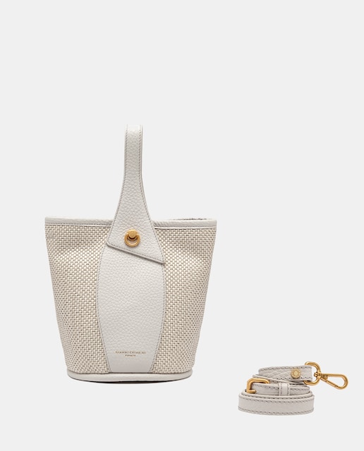 Imagen 0 de Bolso bandolera tamaño mediano en rafia. Incluye correa en piel.