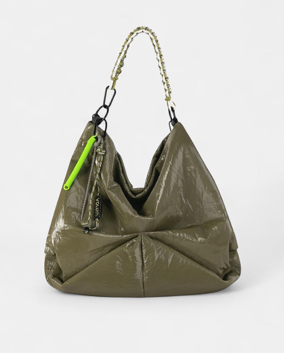 Mala Hobo Espaçosa de Nylon em Acabamento Crinkle com Fecho de Correr e Alça Entrelaçada Caqui-1
