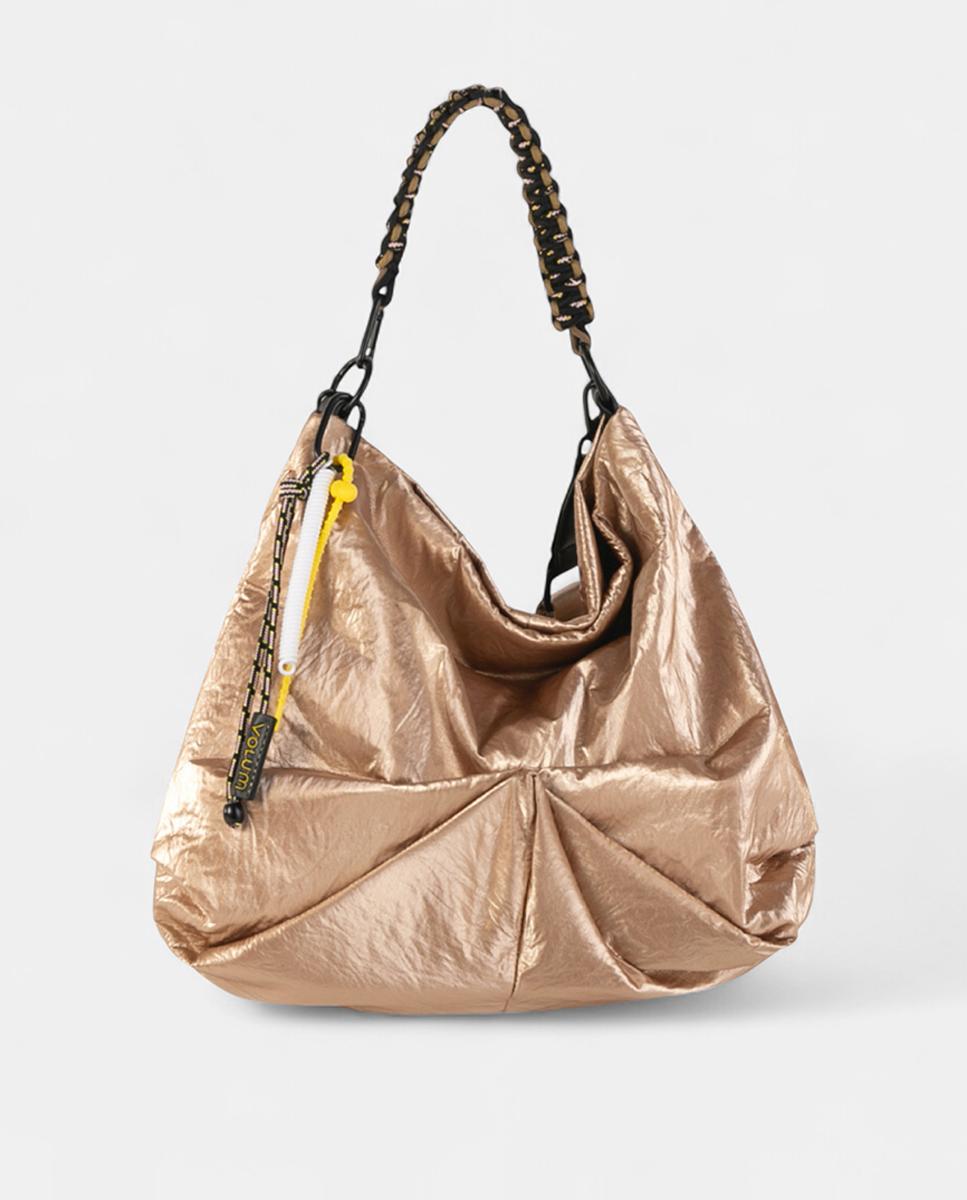 Mala Hobo Espaçosa de Nylon em Acabamento Crinkle com Fecho de Correr e Alça Entrelaçada Ouro-1