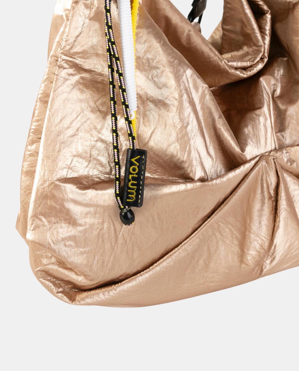 Mala Hobo Espaçosa de Nylon em Acabamento Crinkle com Fecho de Correr e Alça Entrelaçada Ouro-3