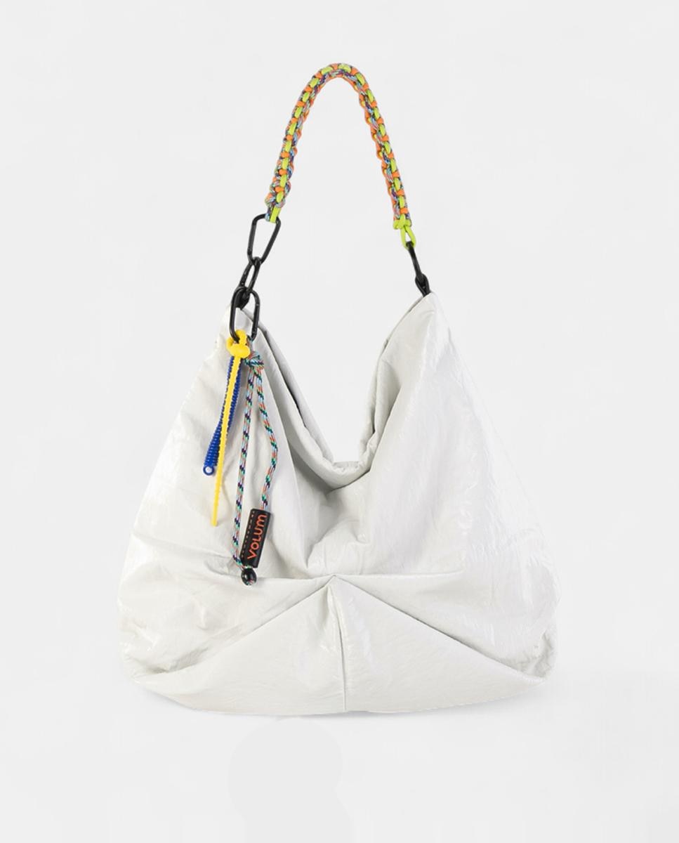 Imagem 0 de Mala Hobo Espaçosa de Nylon em Acabamento Crinkle com Fecho de Correr e Alça Entrelaçada