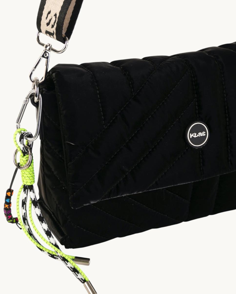 Mala Crossbody Compacta em Nylon Acolchoado com Aba e Correia Ajustável Preto-3