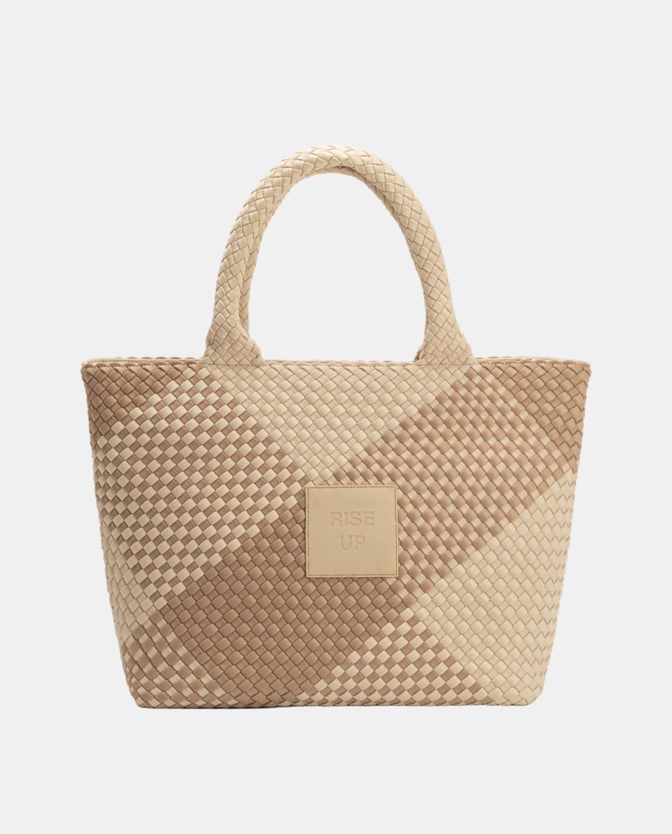 Imagen 0 de Bolso de hombro grande de neopreno con acabado trenzado Beige