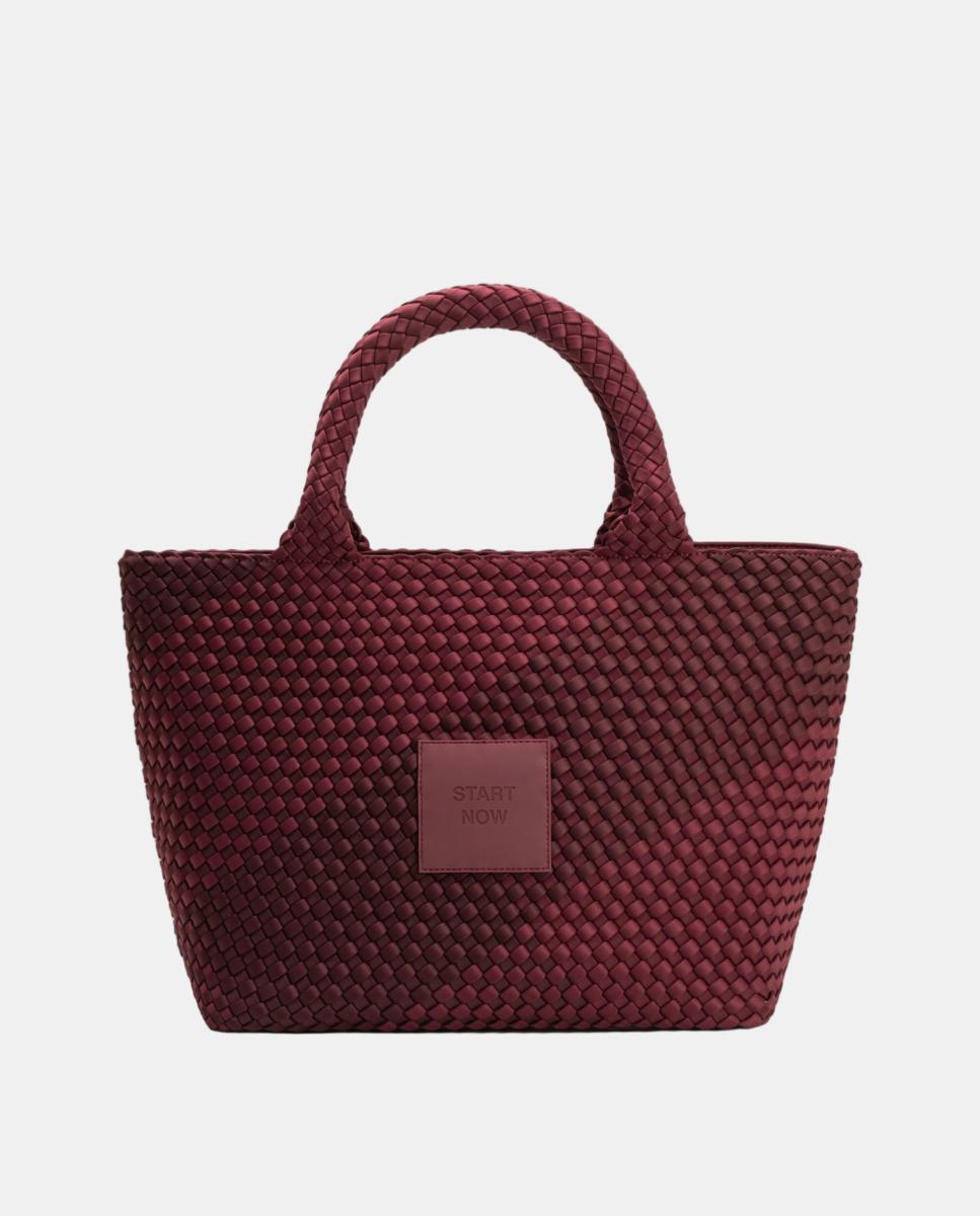 Imagen 0 de Bolso de hombro grande de neopreno con acabado trenzado Granate