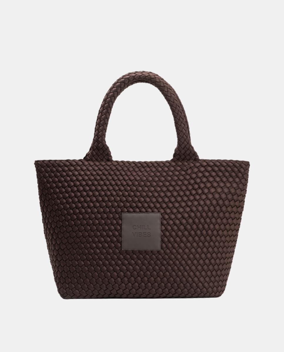 Imagen 0 de Bolso de hombro grande de neopreno con acabado trenzado Marrón