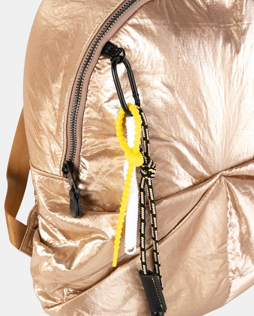 Mochila de Tamanho Médio em Nylon Crinkle com Fecho de Correr e Alça Entrelaçada Decorativa Ouro-3