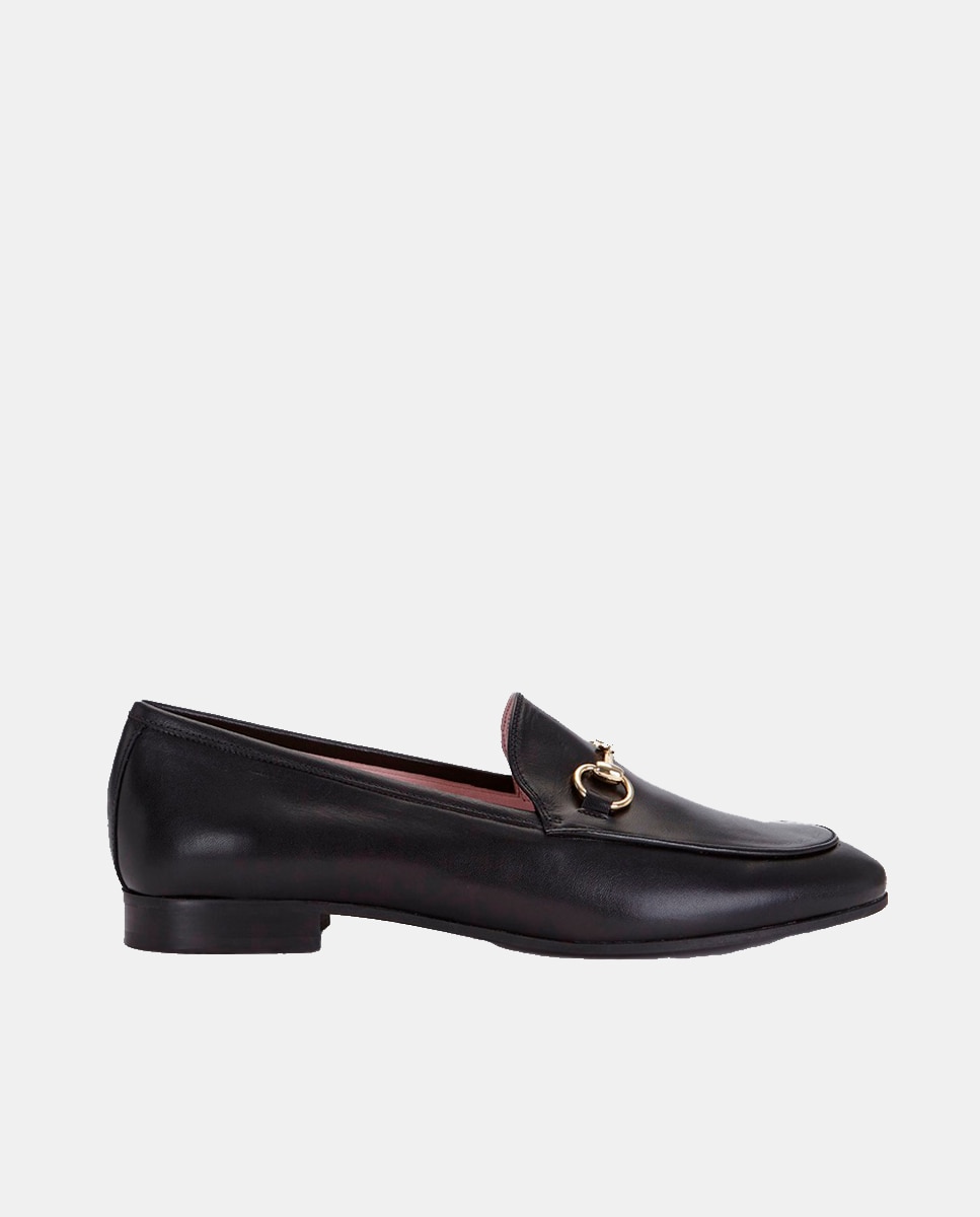 Castellano - Mocasín de mujer con adorno metálico.