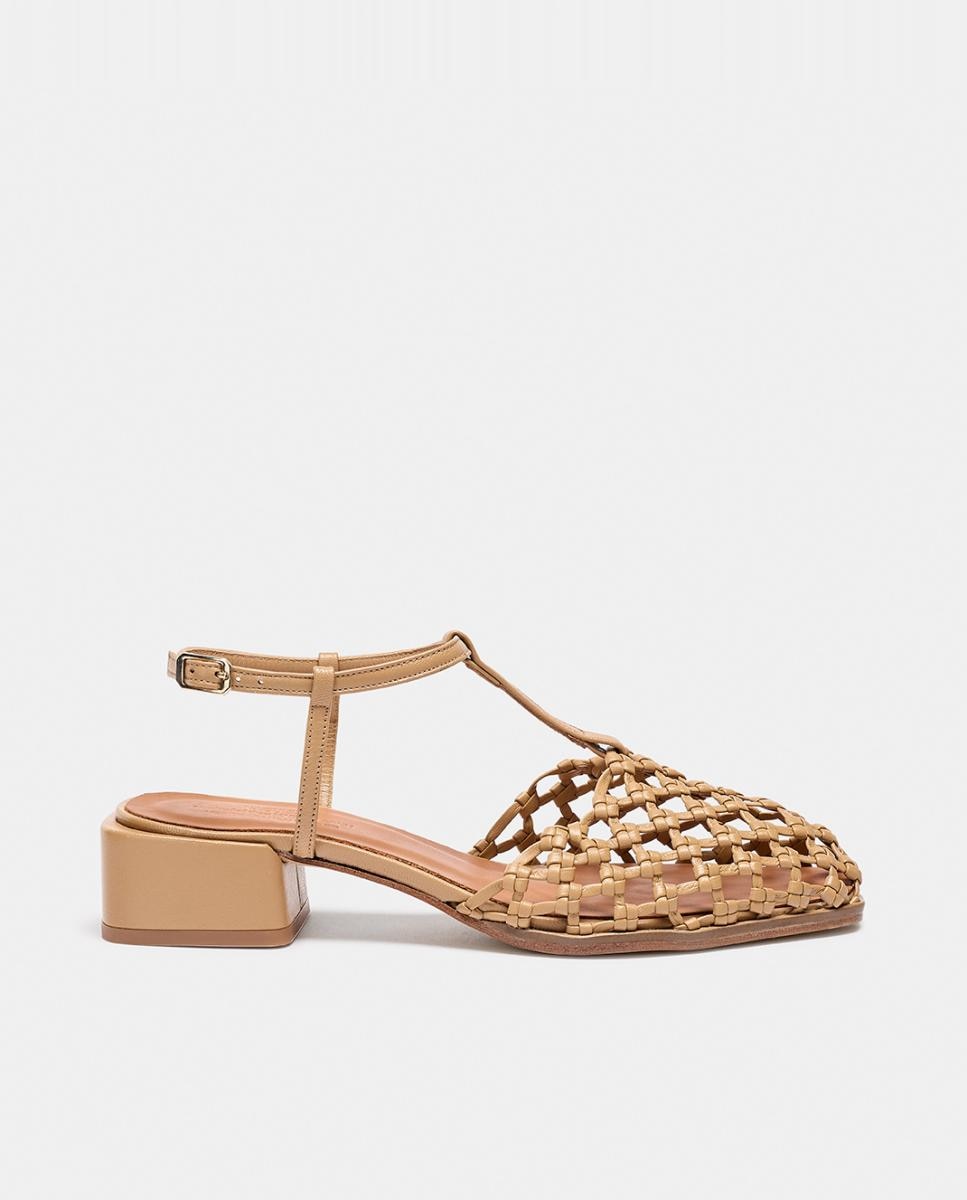 Imagem 0 de Sapatos em Pele Entrançada com Pulseira e Salto Médio