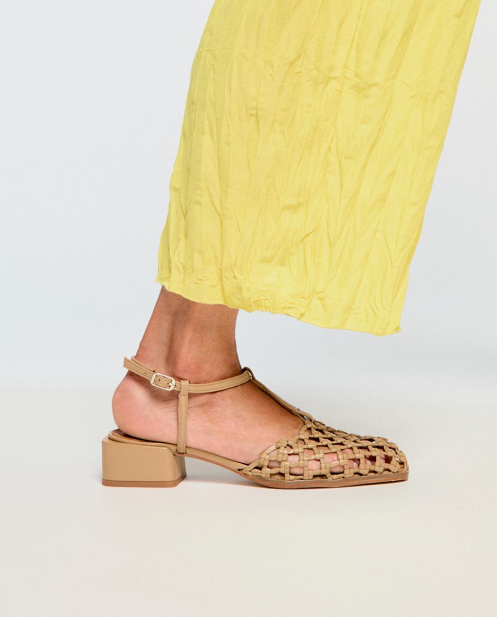 Sapatos em Pele Entrançada com Pulseira e Salto Médio Natural-6