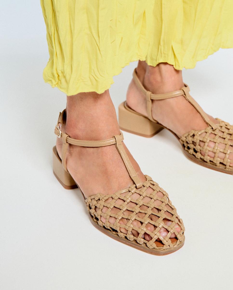 Sapatos em Pele Entrançada com Pulseira e Salto Médio Natural-7
