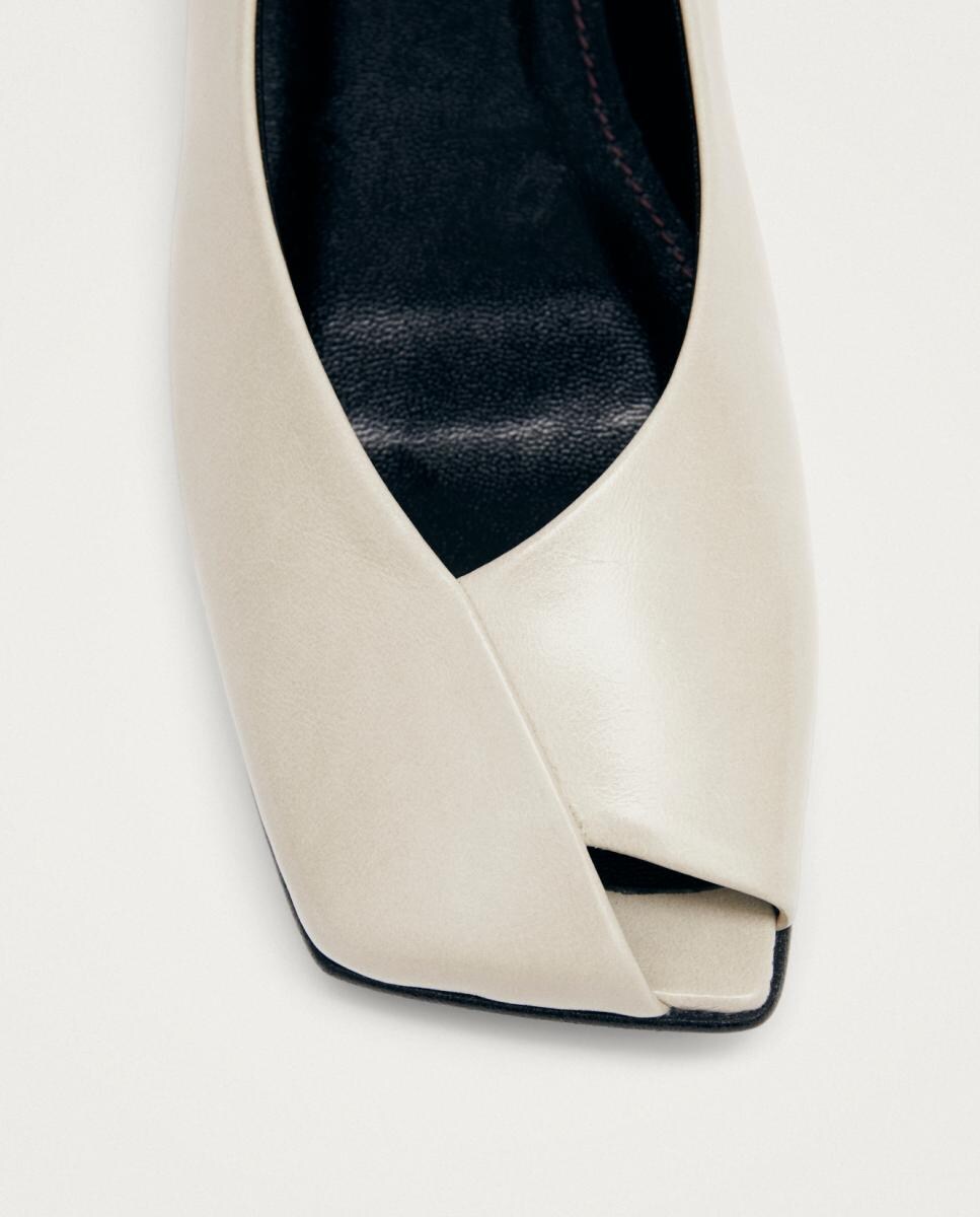 Sabrinas com Biqueira Diagonal Creme-5