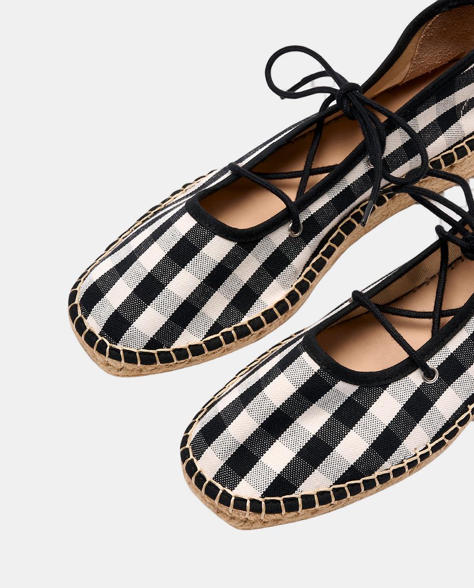 Alpercatas Rasas Estilo Sapatos de Presilha aos Quadrados Preto-3
