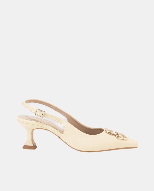 Imagem 0 de Sapatos de Salto em Napa com Adorno Metálico na Biqueira