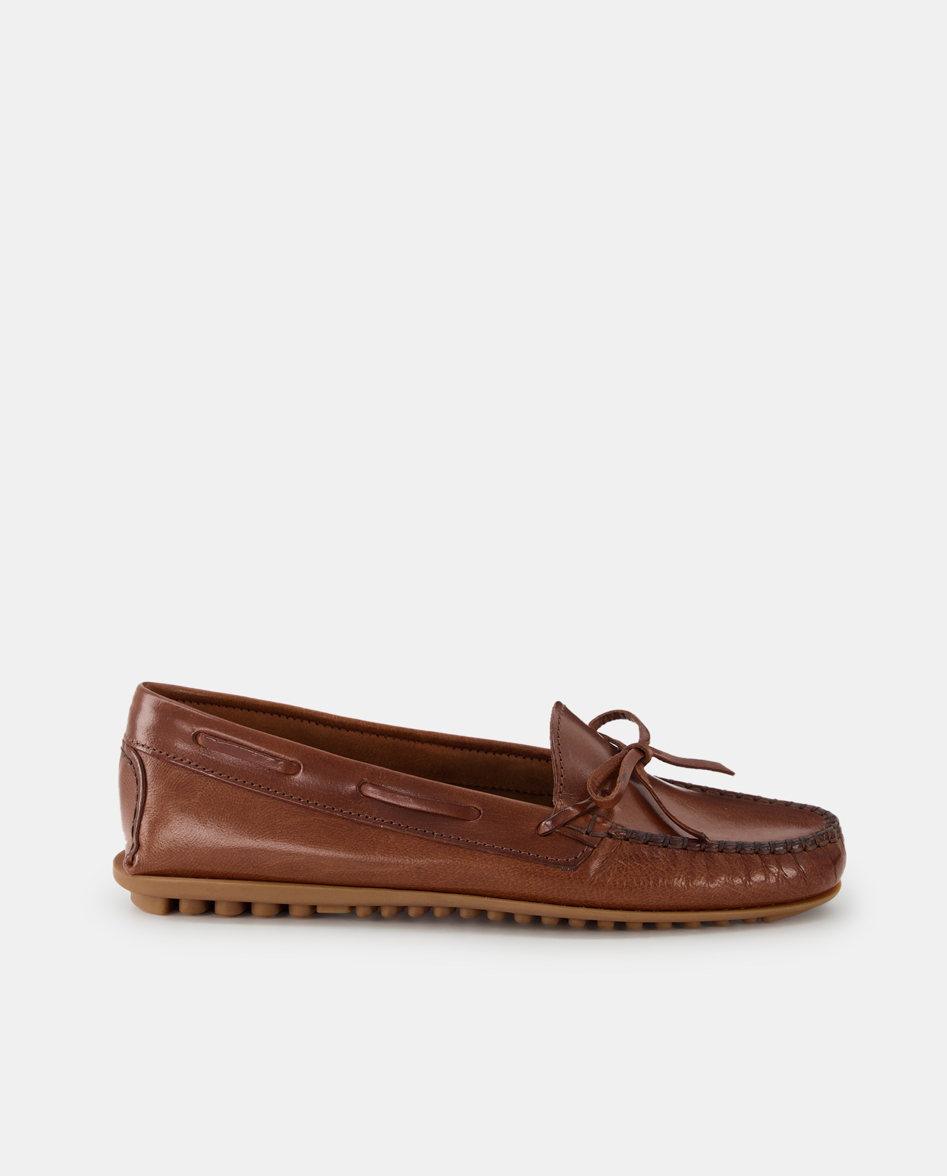 Imagem 0 de Mocassins com Adorno de Laço, Sola de Borracha e em Pele