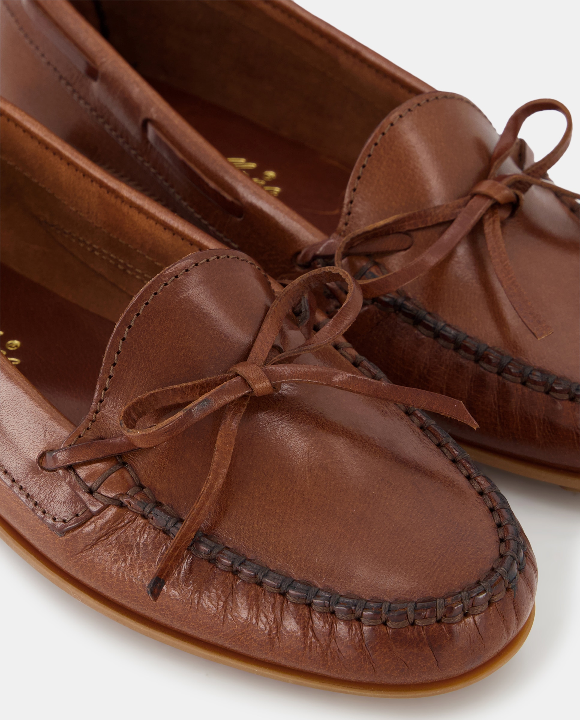 Mocassins com Adorno de Laço, Sola de Borracha e em Pele Castanho-claro-5