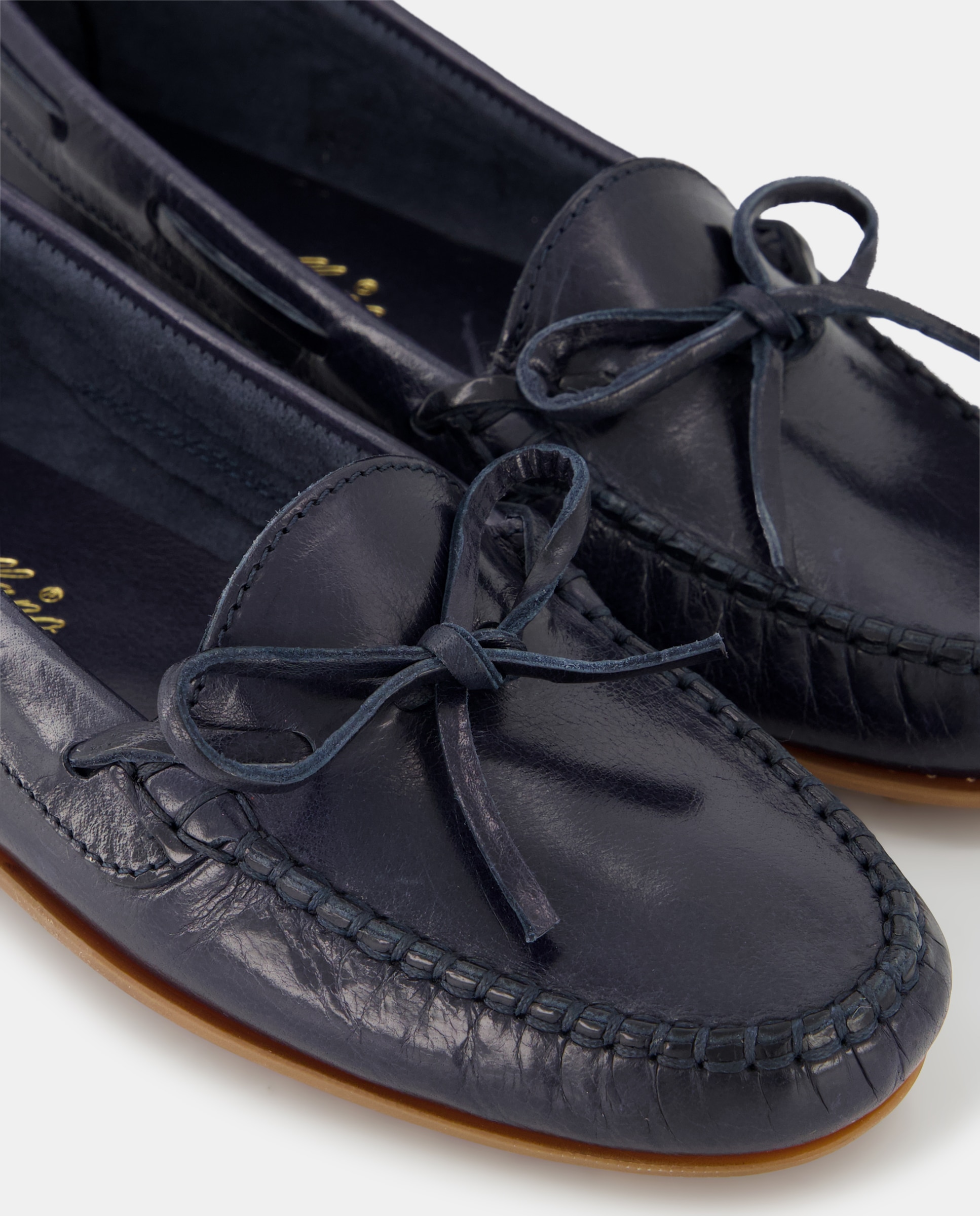 Mocassins com Adorno de Laço, Sola de Borracha e em Pele Azul-marinho-5