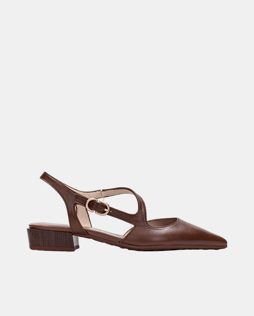 Imagem 0 de Sapatos Rasos em Pele com Tira no Peito do Pé