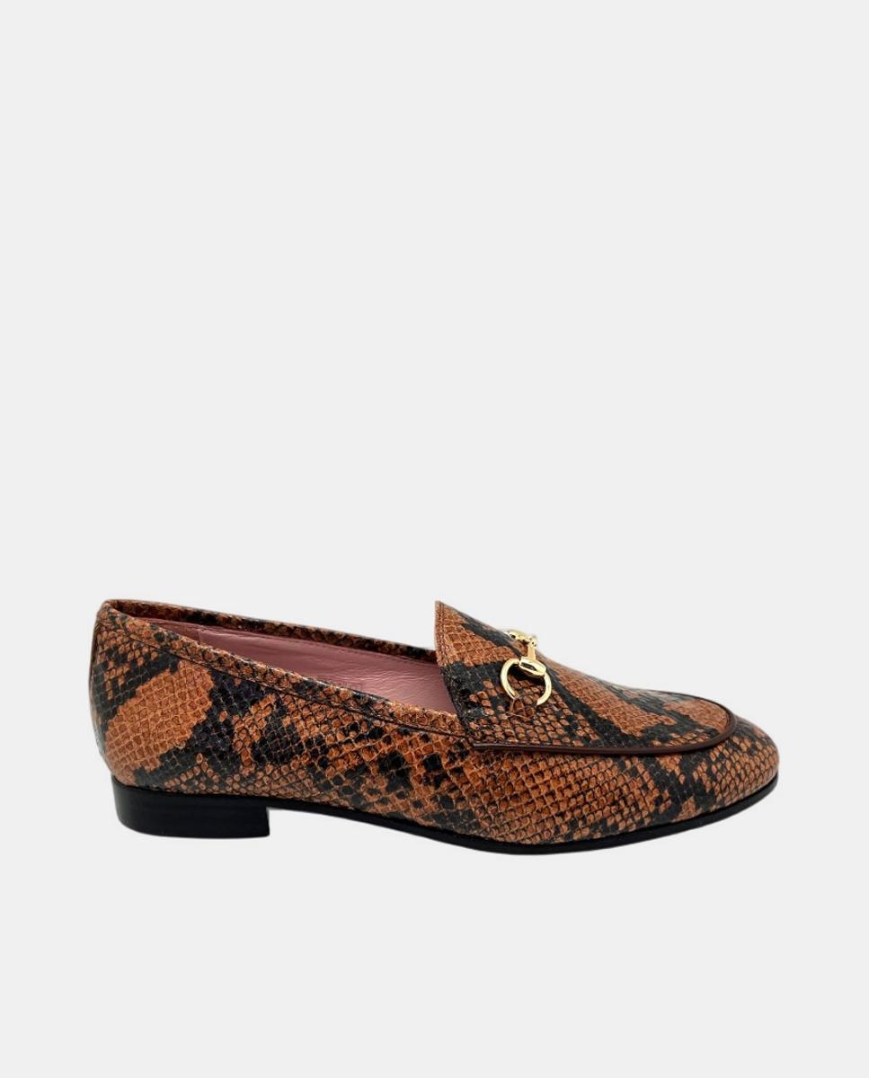 Castellano - Mocasines de mujer en piel grabada serpiente con adorno metálico.