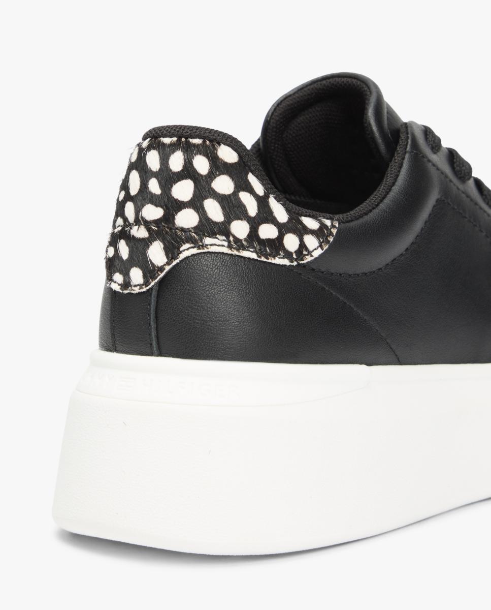 Sapatilhas em Pele com Estampado TH Preto-2