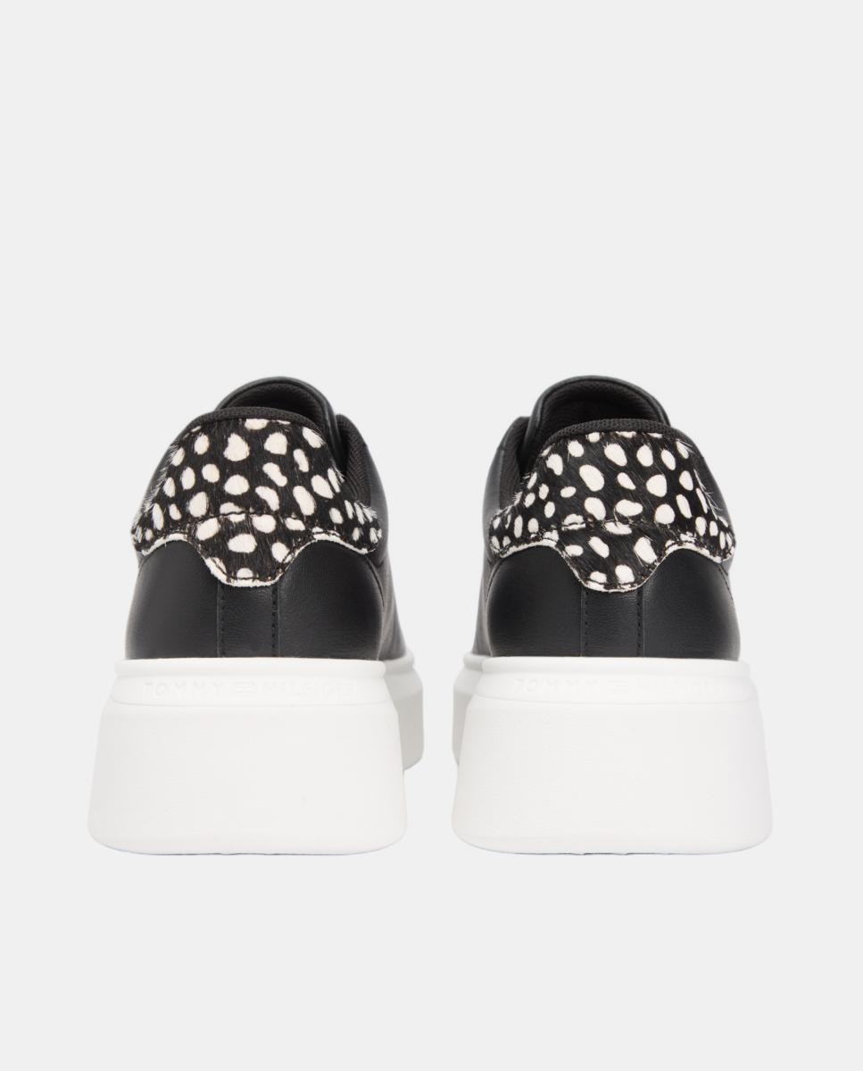 Sapatilhas em Pele com Estampado TH Preto-4
