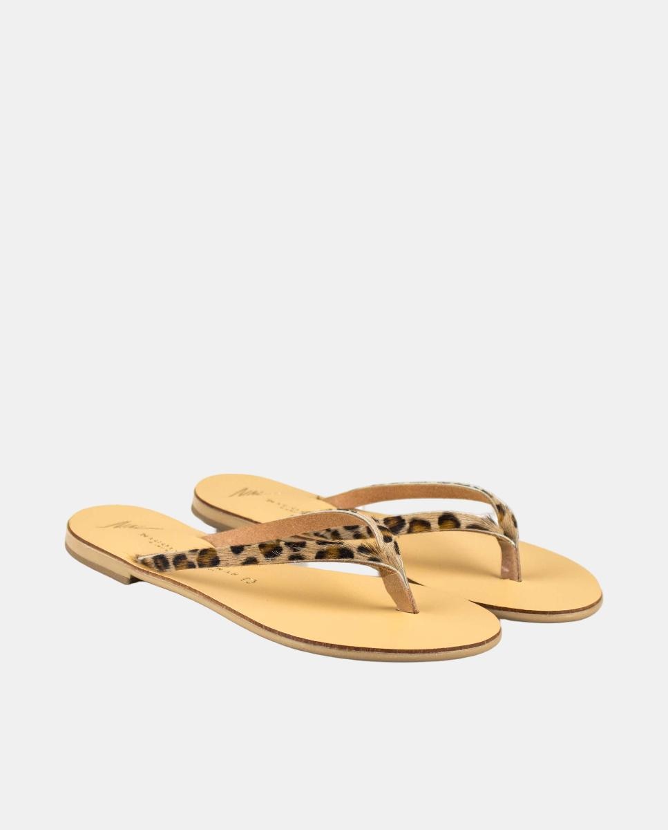 Imagem 0 de Sandálias Rasas com Rebordos Decorativos e Tiras