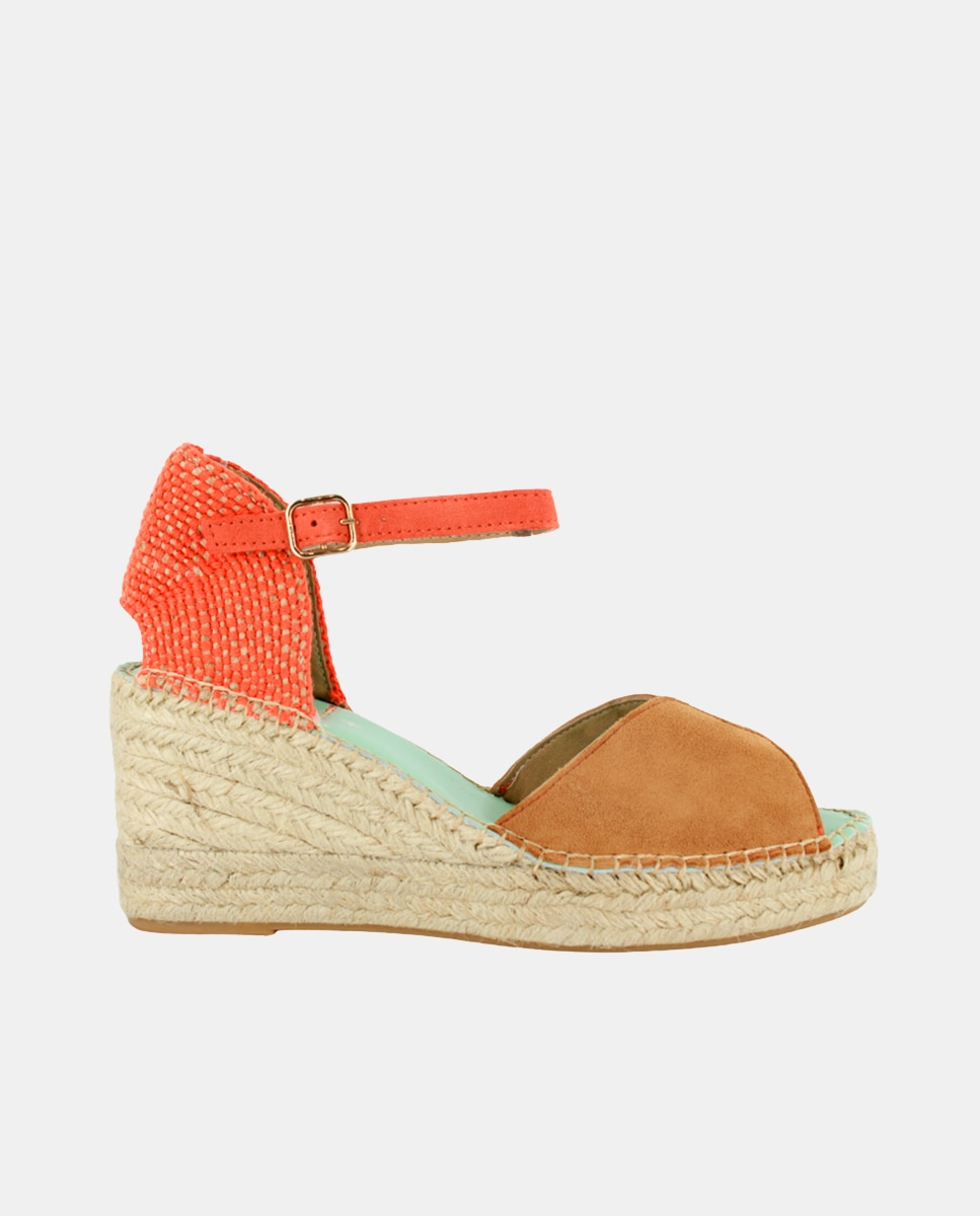 Imagem 0 de Alpercatas em Pele com Cunha