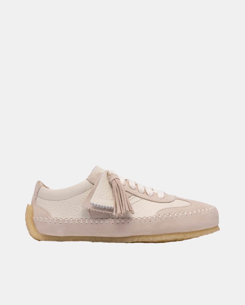 Clarks - Zapato Tor Low Off White en Suede con suela de crepe.