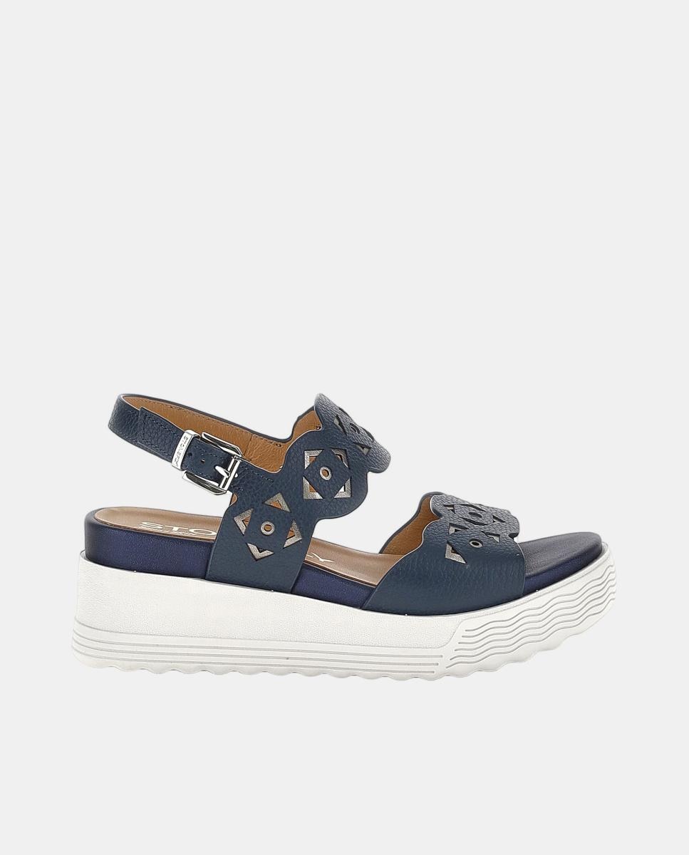 Imagem 0 de Sandálias com Fivela e Efeito Perfurado