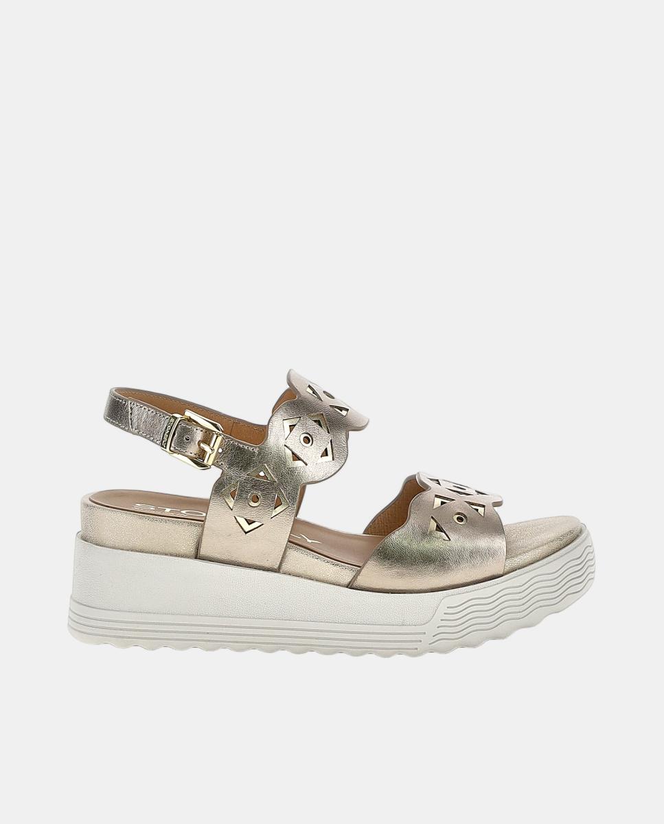 Imagem 0 de Sandálias com Fivela e Efeito Perfurado