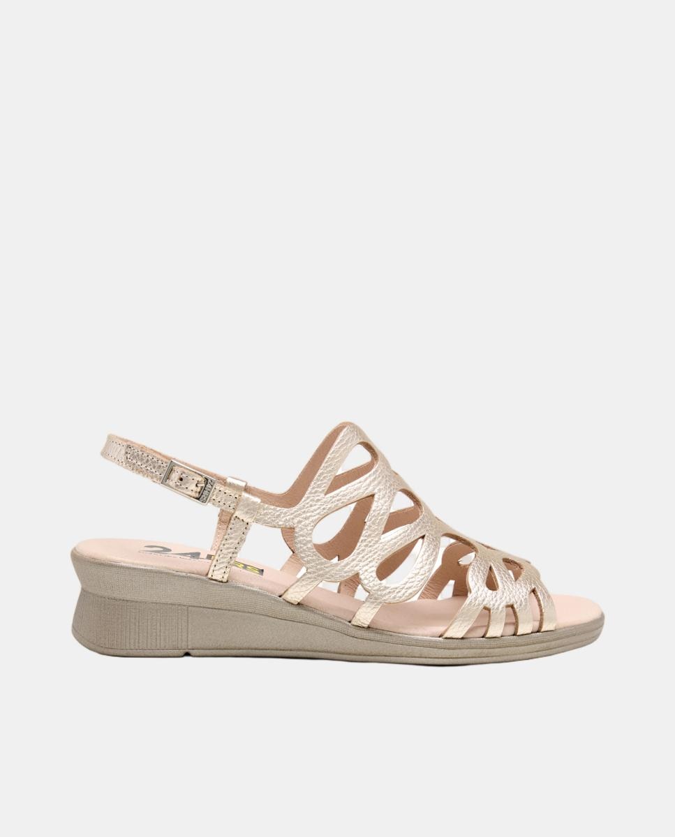 Imagem 0 de Sandálias de Cunha em Pele Perfurada