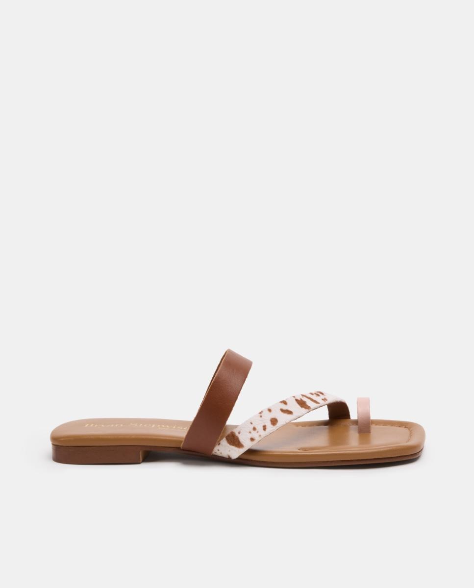 Imagem 0 de Sandálias Rasas em Pele com Tiras