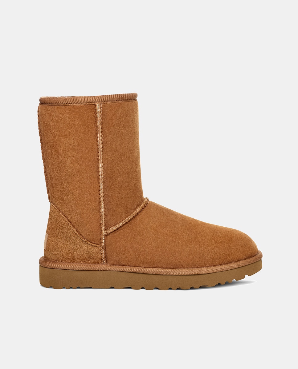Imagem 0 de Botas Classic Short II com Cano Médio e Forro Interior de Pelo