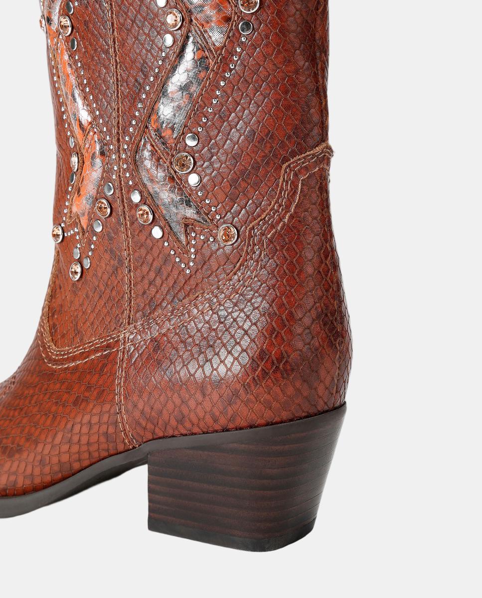 Imagen 4 de Bota cowboy alta de mujer en piel marrón efecto reptil y detalles metálicos - Kurt Geiger - Marrón oscuro Marrón oscuro