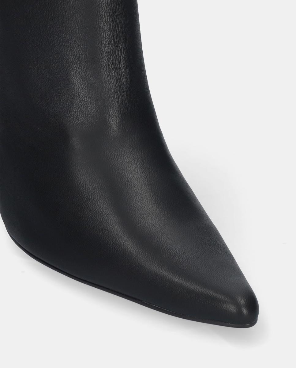 Botins em Pele com Salto Forrado Preto-3