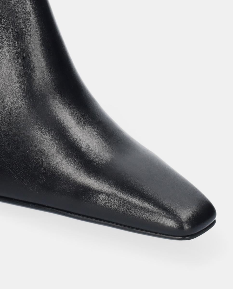 Botins em Pele com Adorno de Fivela e Salto de Bloco Preto-3