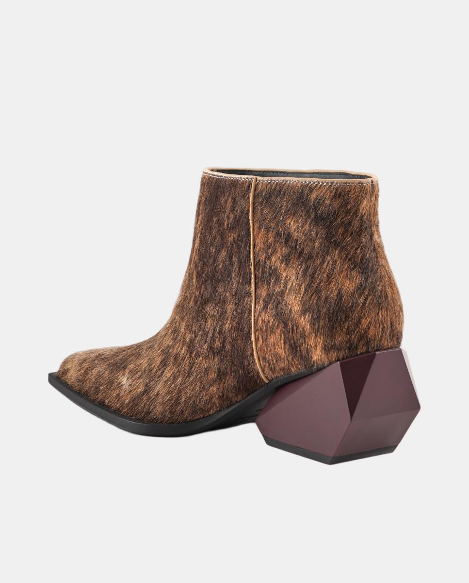 Botins Jacky com Pelo, Salto Tipo Cowboy e Acabamento na Biqueira Ouro-6