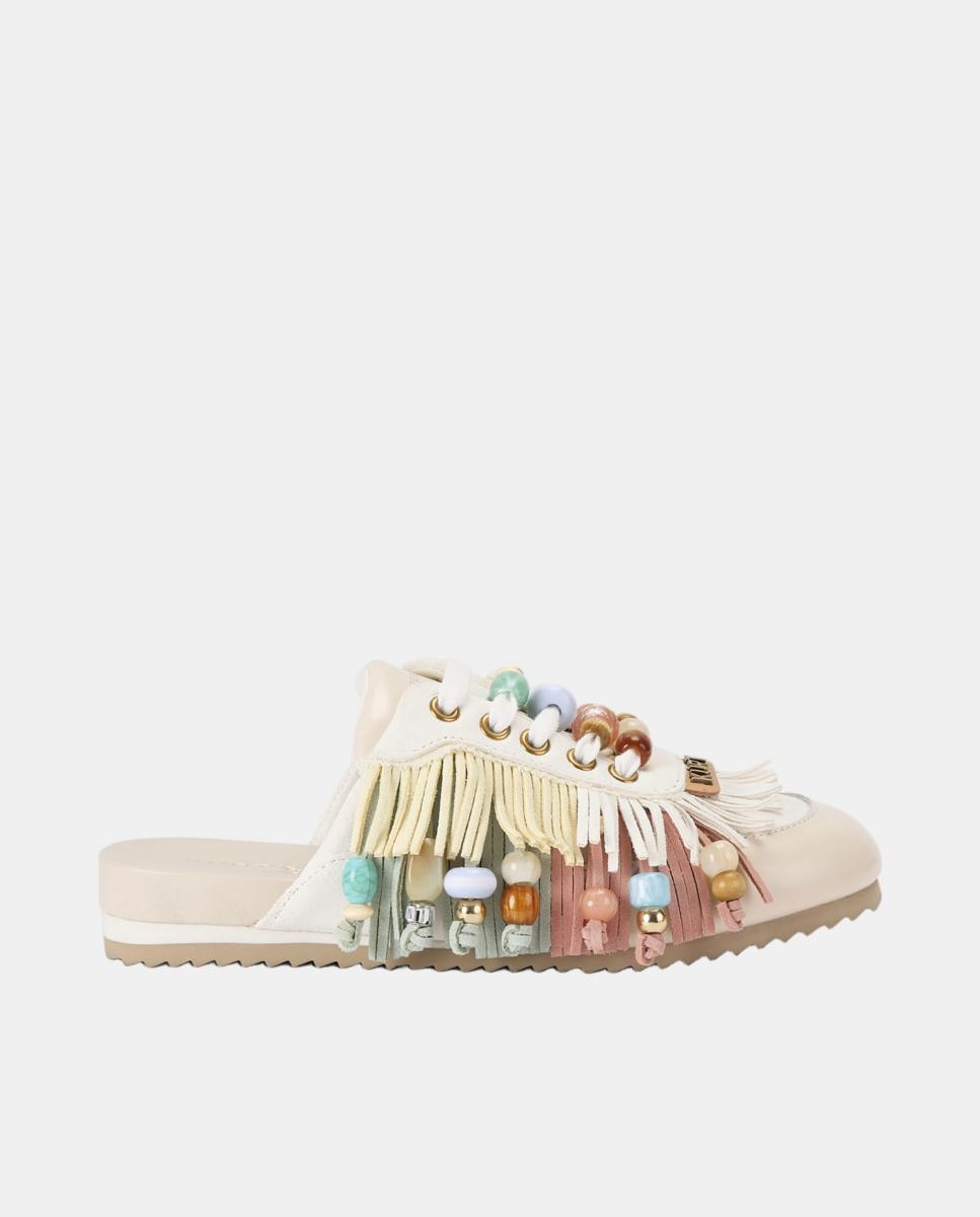 Imagen 1 de Zapatilla mule de mujer en piel con flecos y abalorios multicolor Blanco hielo
