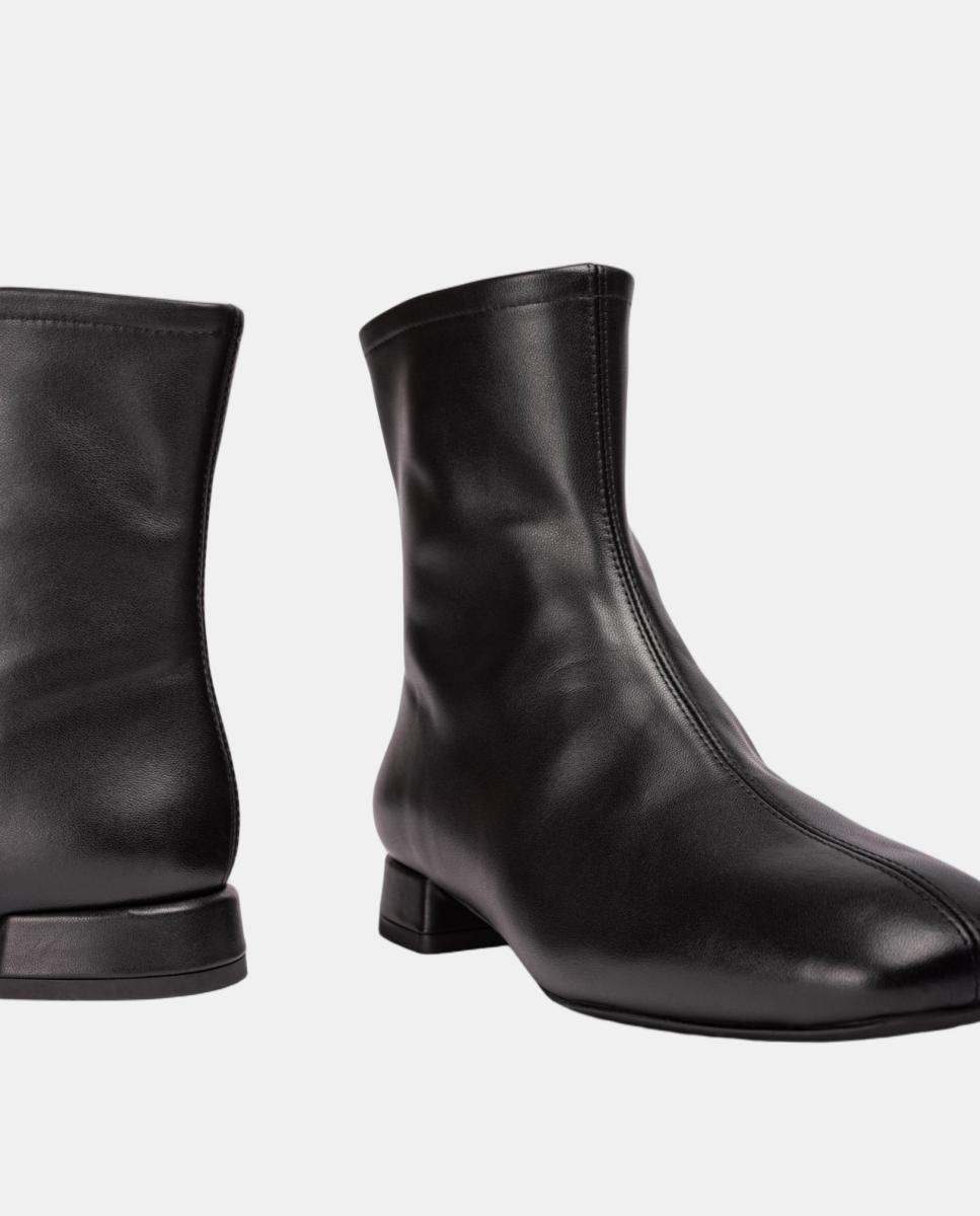 Botins em Pele com Salto Baixo Preto mate-4
