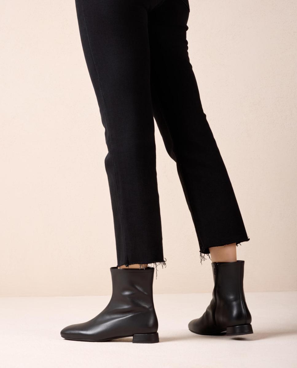 Botins em Pele com Salto Baixo Preto mate-5