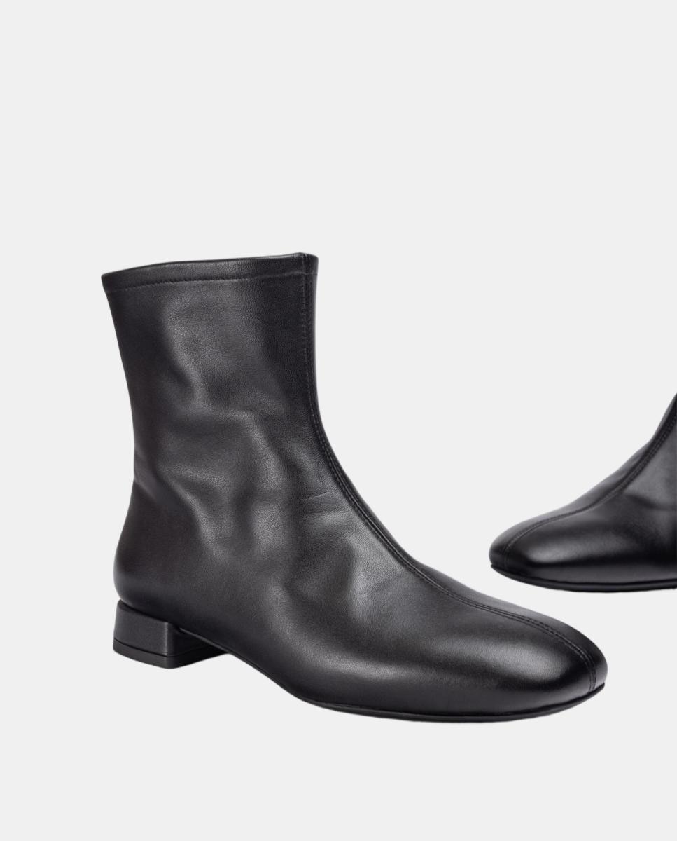 Botins em Pele com Salto Baixo Preto mate-6