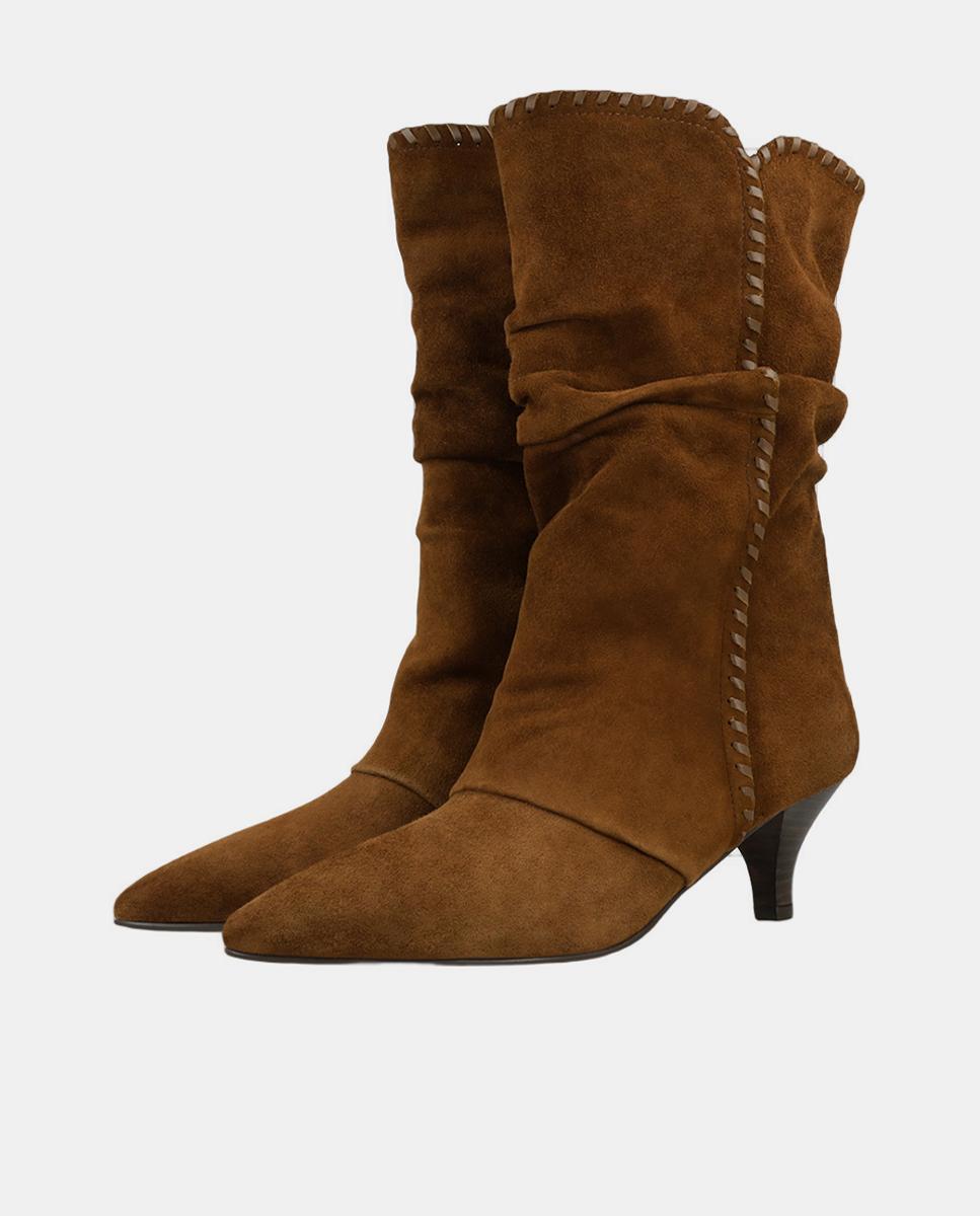 Botins de Camurça com Adorno de Tira e Passador Castanho-2