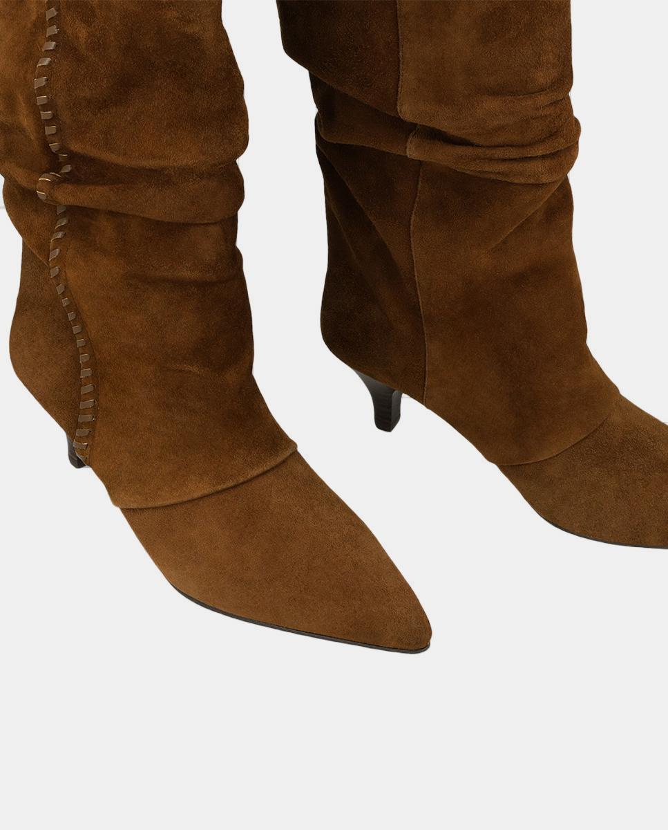 Botins de Camurça com Adorno de Tira e Passador Castanho-4