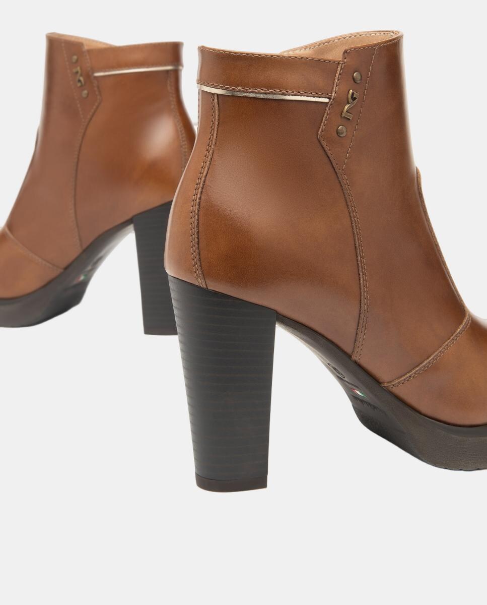 Botins com Salto e em Pele Couro-4