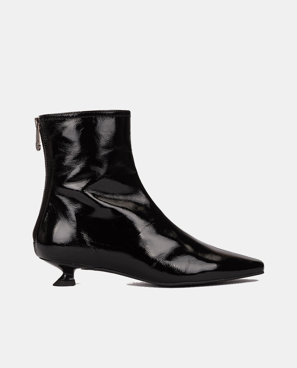 Botins em Pele Brilhante com Salto Mini Preto-1