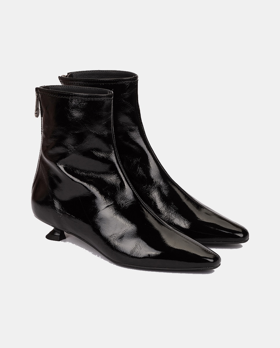 Botins em Pele Brilhante com Salto Mini Preto-2
