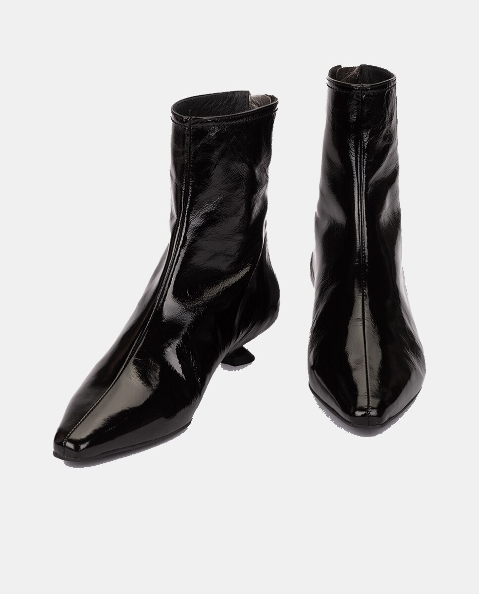 Botins em Pele Brilhante com Salto Mini Preto-3