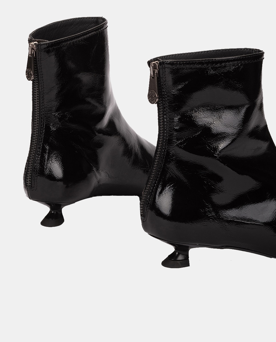 Botins em Pele Brilhante com Salto Mini Preto-4
