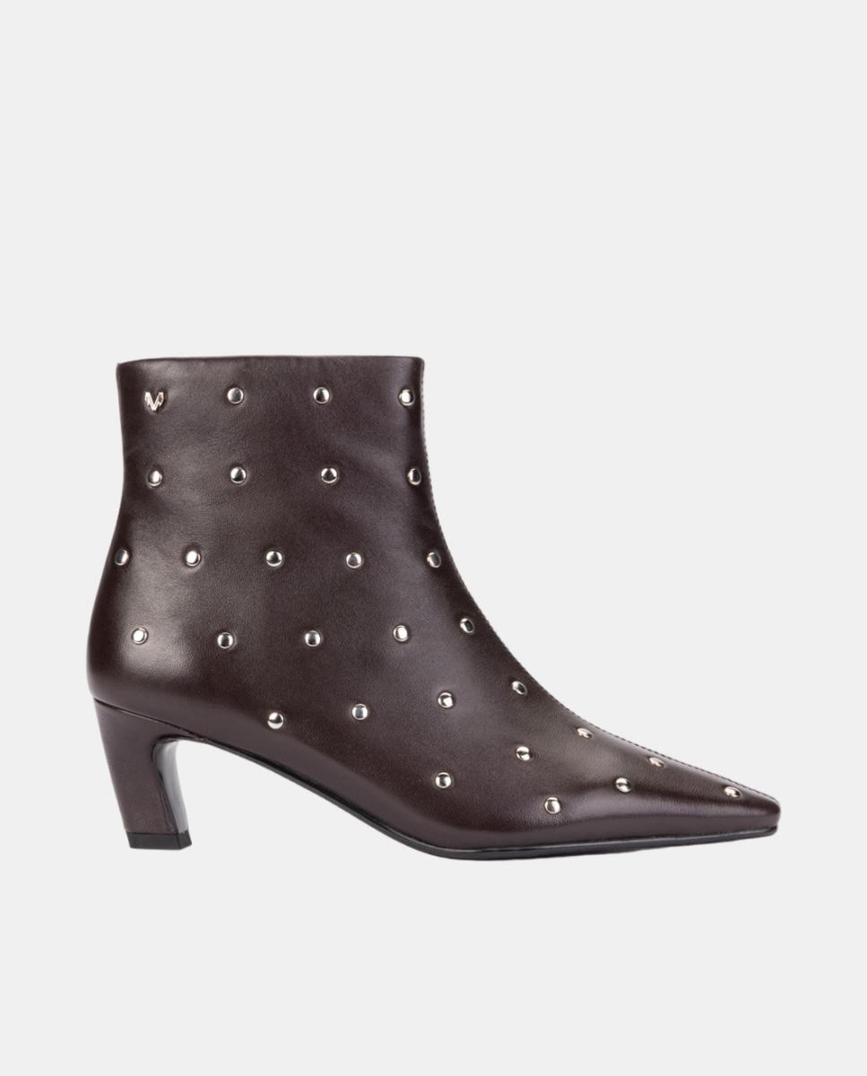 Imagem 0 de Botins em Pele com Tachas