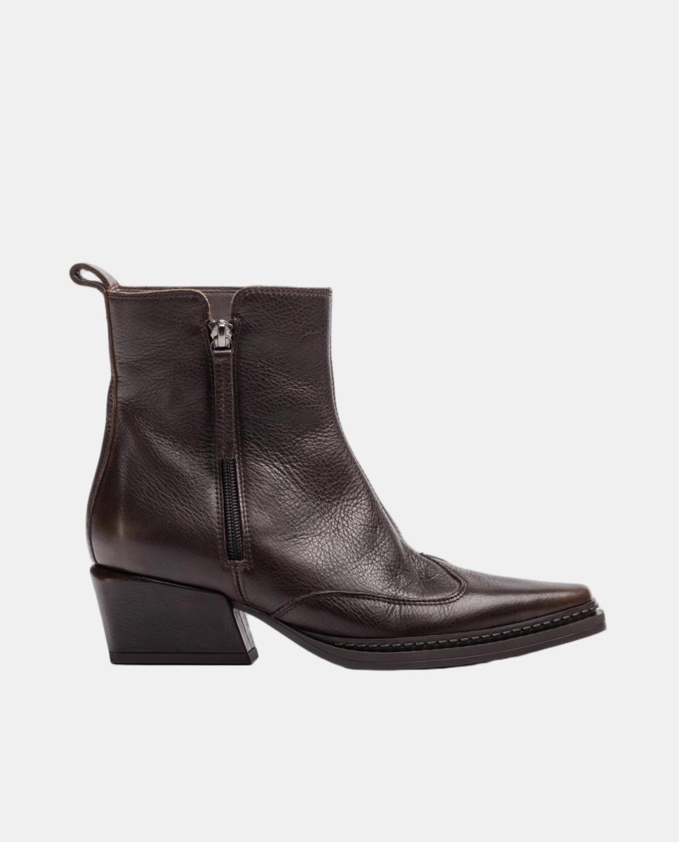 Imagen 0 de Botines de mujer de piel con detalle puntera Marrón chocolate
