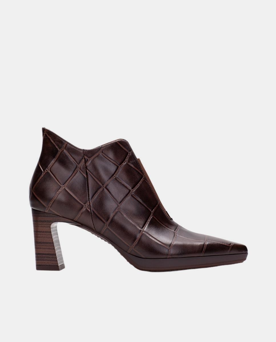 Imagen 0 de Zapatos de mujer botin hispanitas de tacón elaborados en piel grabada big coco Marrón oscuro